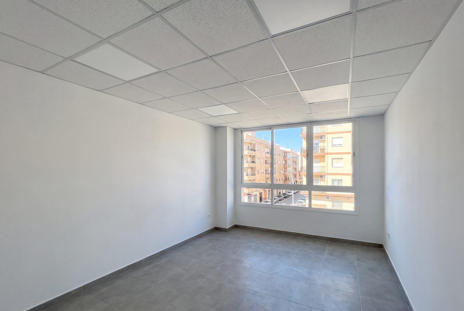 Techo desmontable con paneles LED, obra de pladur